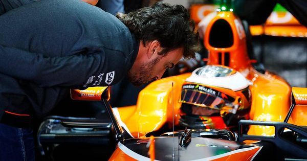 Foto: Alonso se acerca al coche de Vandoorne (McLaren, Twitter).