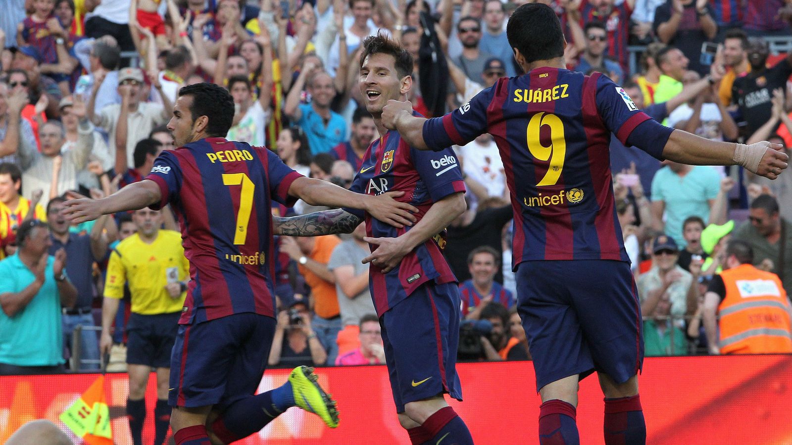 Foto: Pedro celebra ante Messi y Luis Suárez el gol que cerró el triunfo ante la Real (EFE)