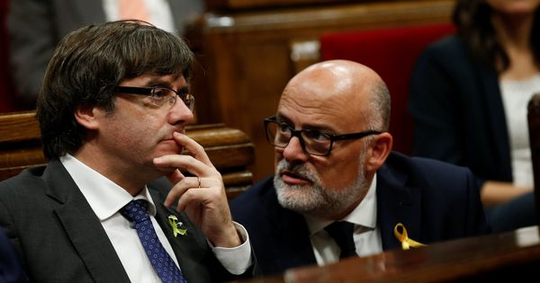 Foto: Carles Puigdemont junto al portavoz de Junts Pel Sí Lluís Corominas. (Reuters) 