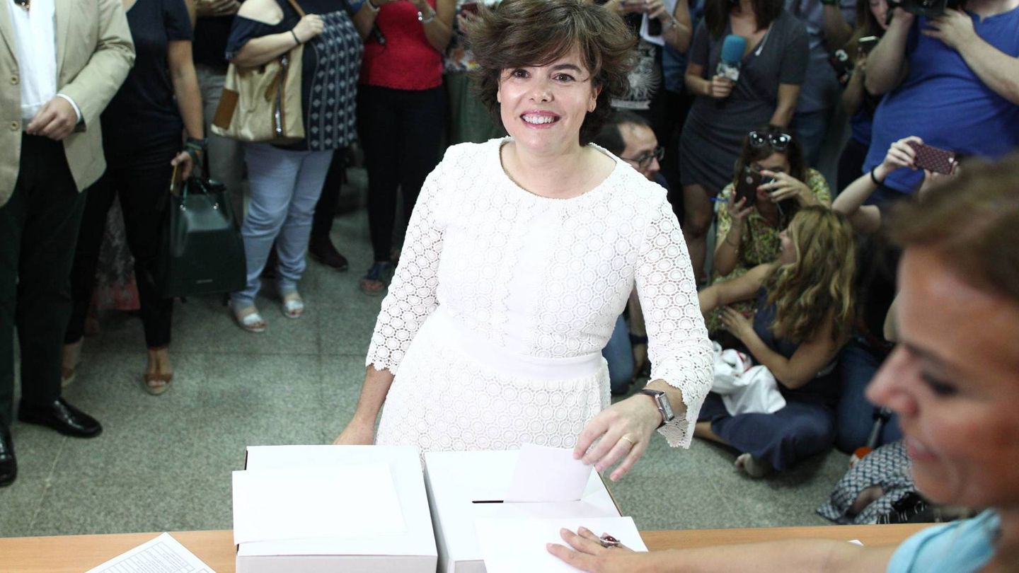 Soraya de Sáenz de Santamaría vota durante las primarias. (EFE)