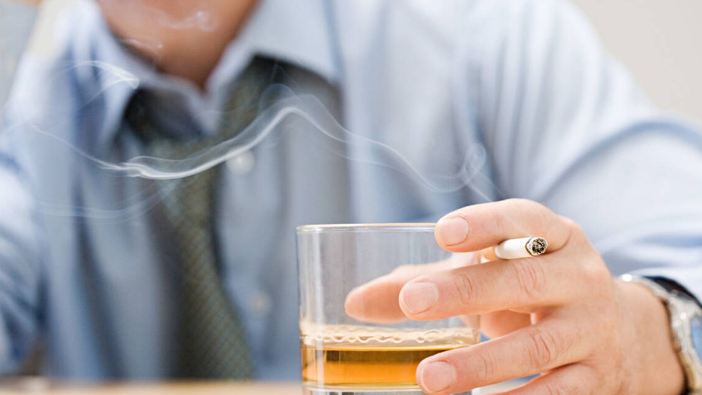 Una investigación revela que la genética predispone a desarrollar trastornos como el alcoholismo y el tabaquismo. (iStock)