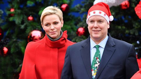 Charlène y Alberto de Mónaco felicitan la Navidad con árbol y chihuahua incluido