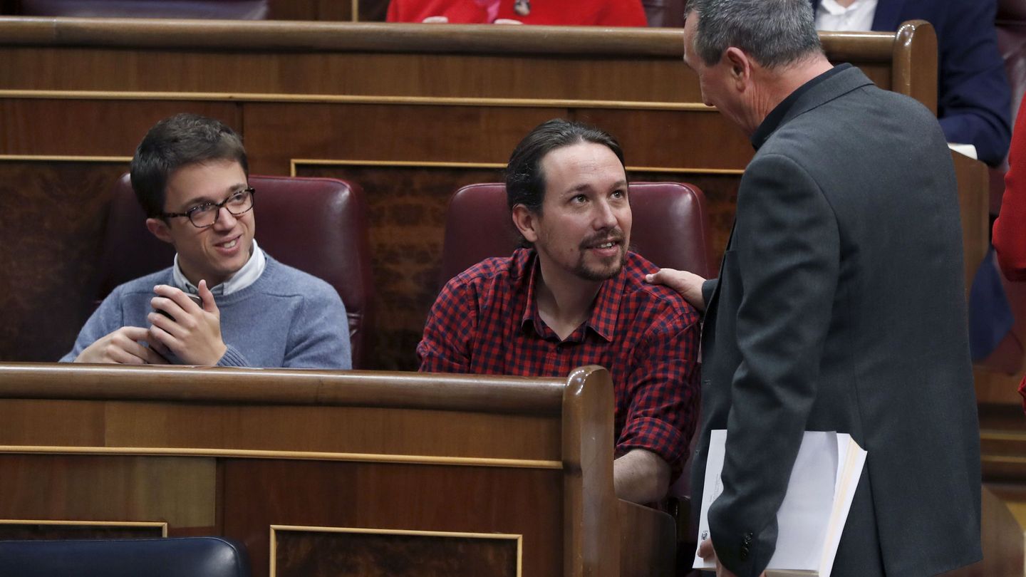 El diputado de Compromís Joan Baldoví (d), conversa con Pablo Iglesias (c),  Íñigo Errejón (i), en 2017. (EFE)