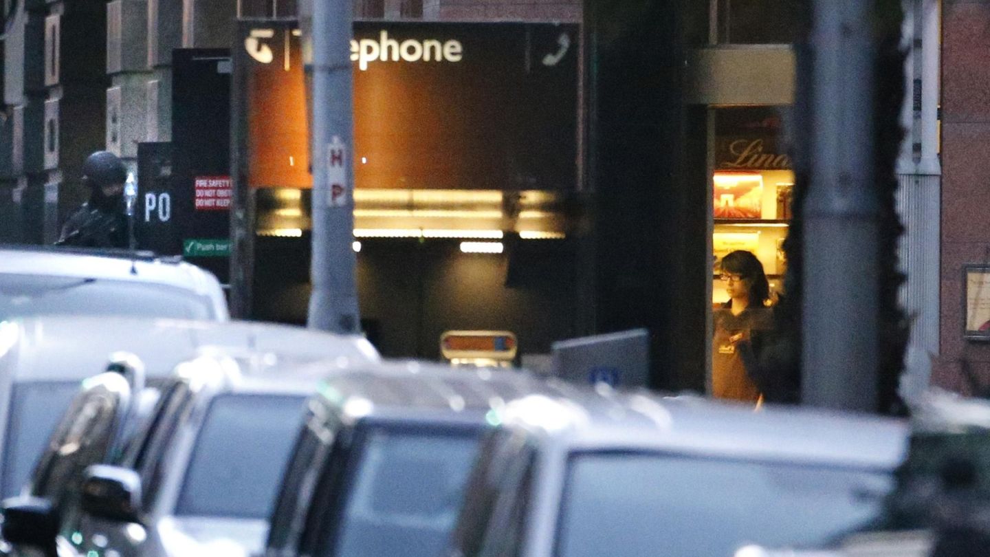 La Policía toma posiciones en torno a la cafetería de Sidney secuestrada a manos de un hombre armado (Reuters).