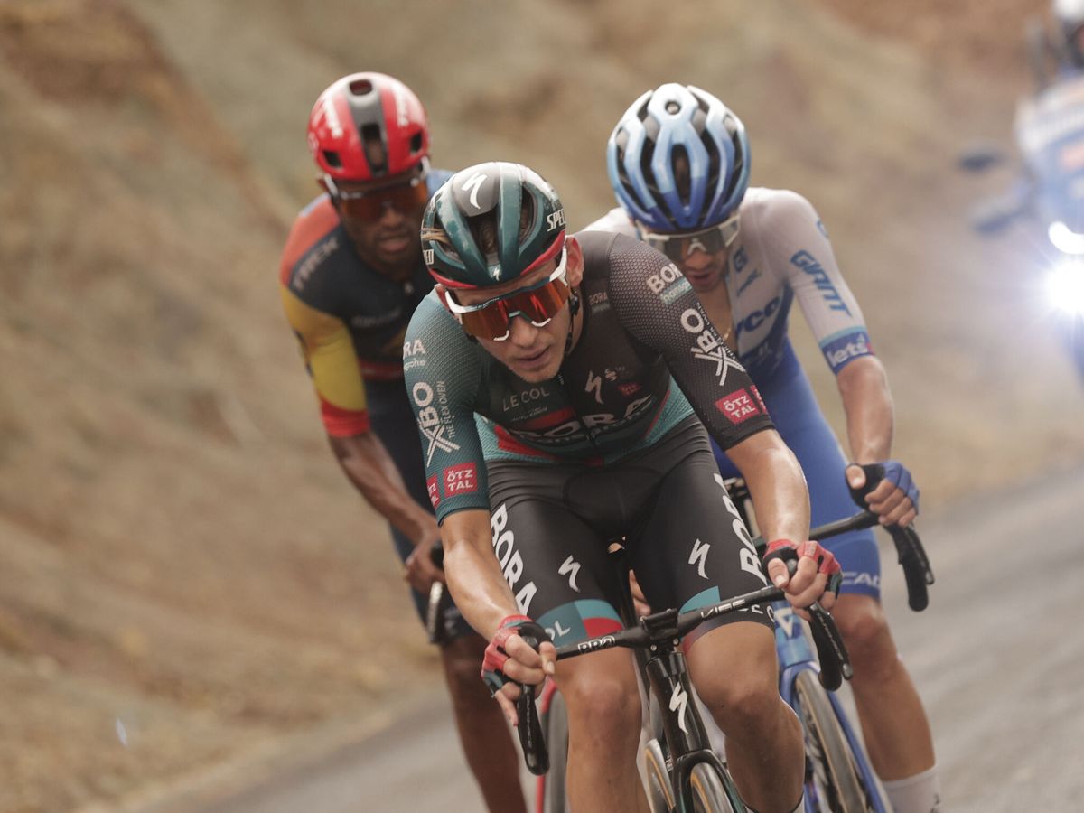 Foto: Los ciclistas, en plena novena etapa de la Vuelta. (EFE/Manuel Bruque)