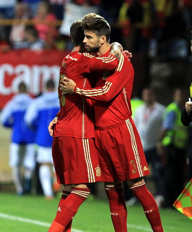 Foto: Piqué y Sergio Ramos se abrazan antes de realizar el cambio.