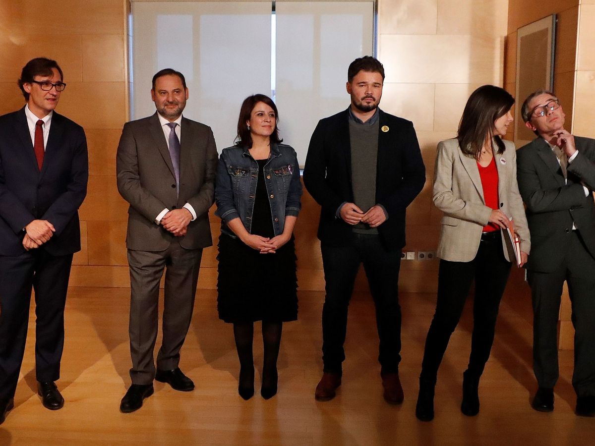 Foto: Reunión el pasado 28 de noviembre entre miembros del PSOE y de ERC de cara a la investidura de Sánchez. (EFE)
