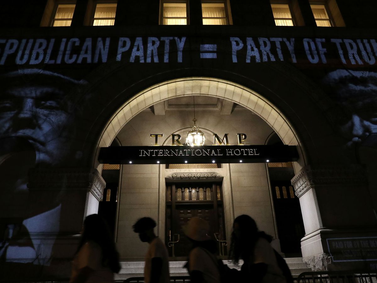 Foto: Una imagen proyectada por el Comité Nacional Democrático sobre el Hotel Trump en Washington. En ella se lee: "Partido Republicano = Partido de Trump". (Reuters)