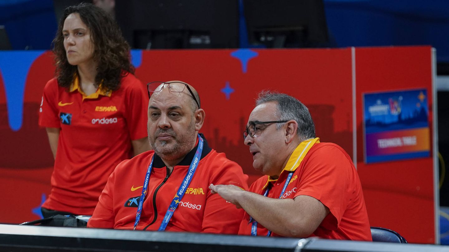 Susana Ferreras, tras Lucas Mondelo, durante un partido del Eurobasket. (FEB)