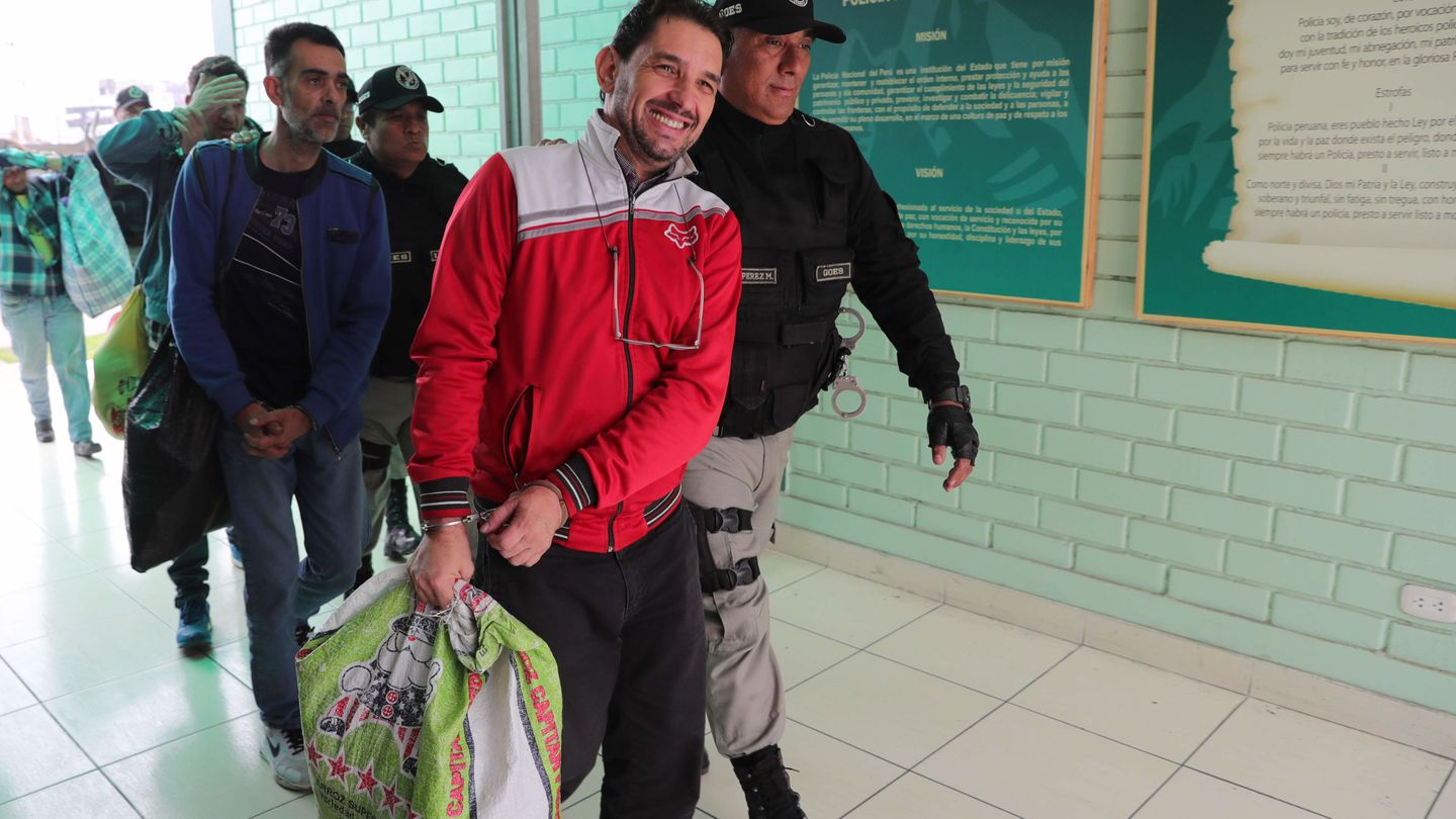 Varios reclusos españoles que cumplían condena en Perú son trasladados para su repatriación. (Ernesto Arias/EFE)