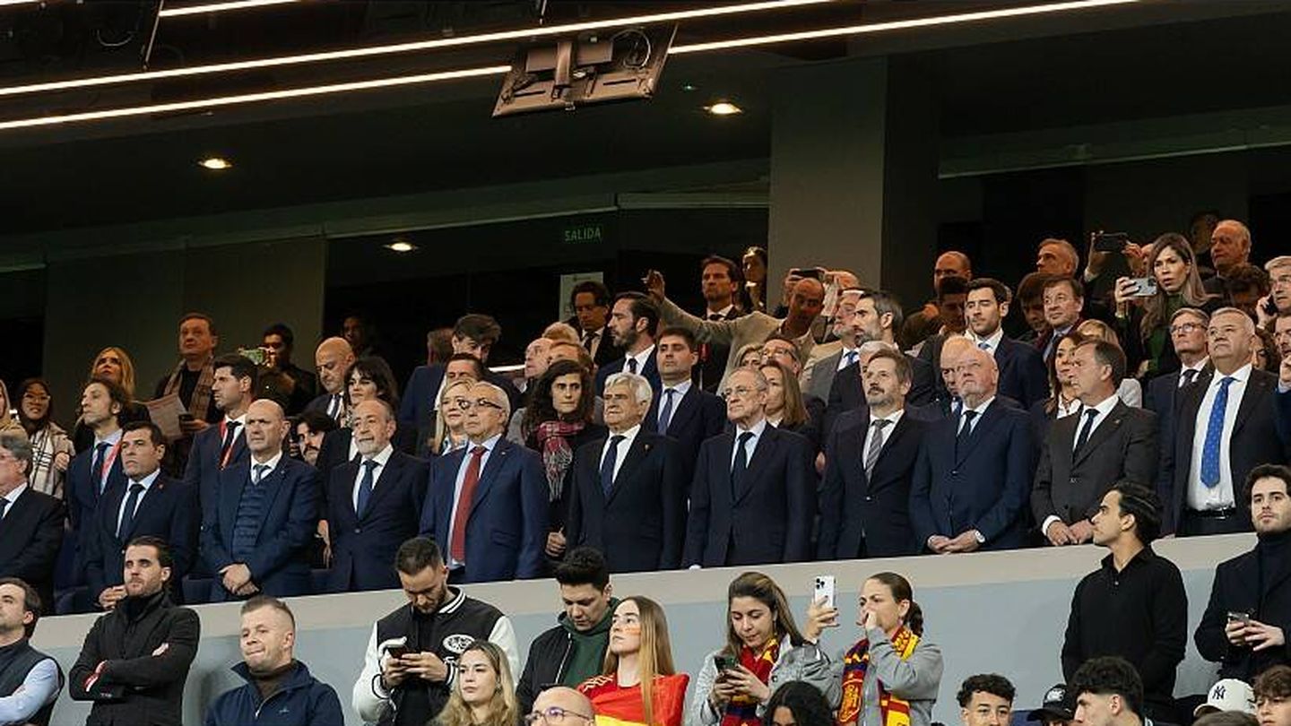Palco del Bernabéu en el España-Brasil lleno de presidentes de territoriales. (RFEF)