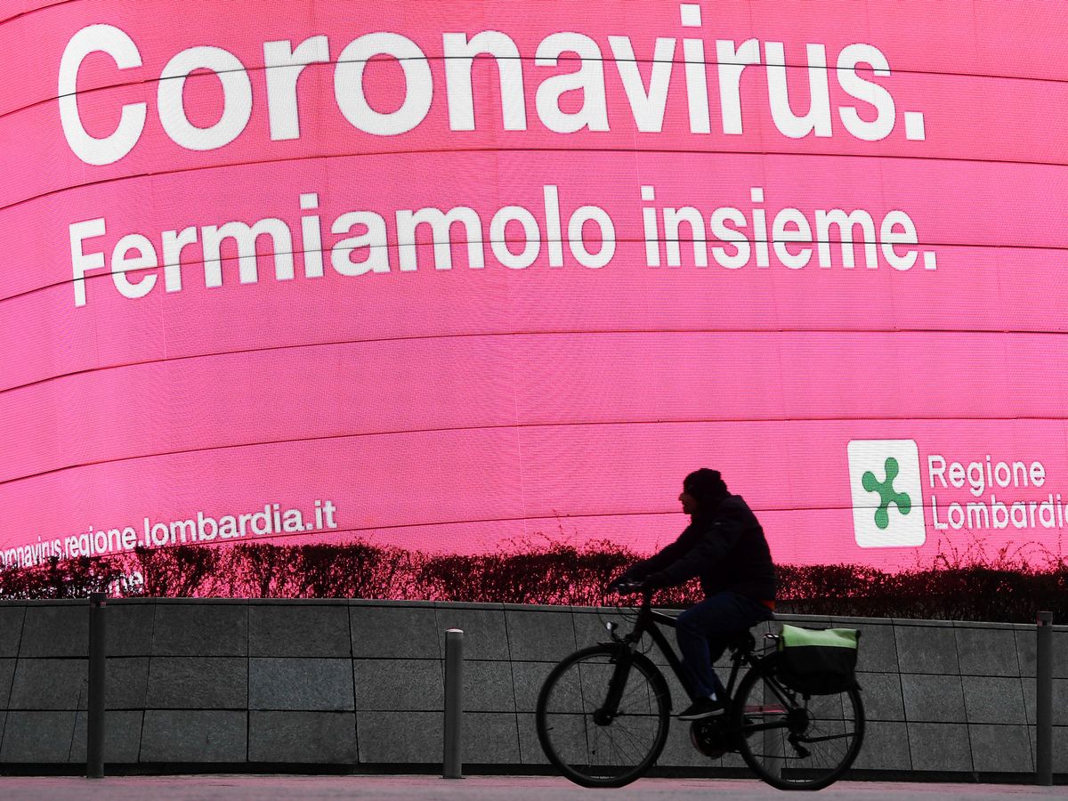 Foto: Un cartel en Milán que reza: "Coronavirus, detengámoslo juntos". (Reuters)