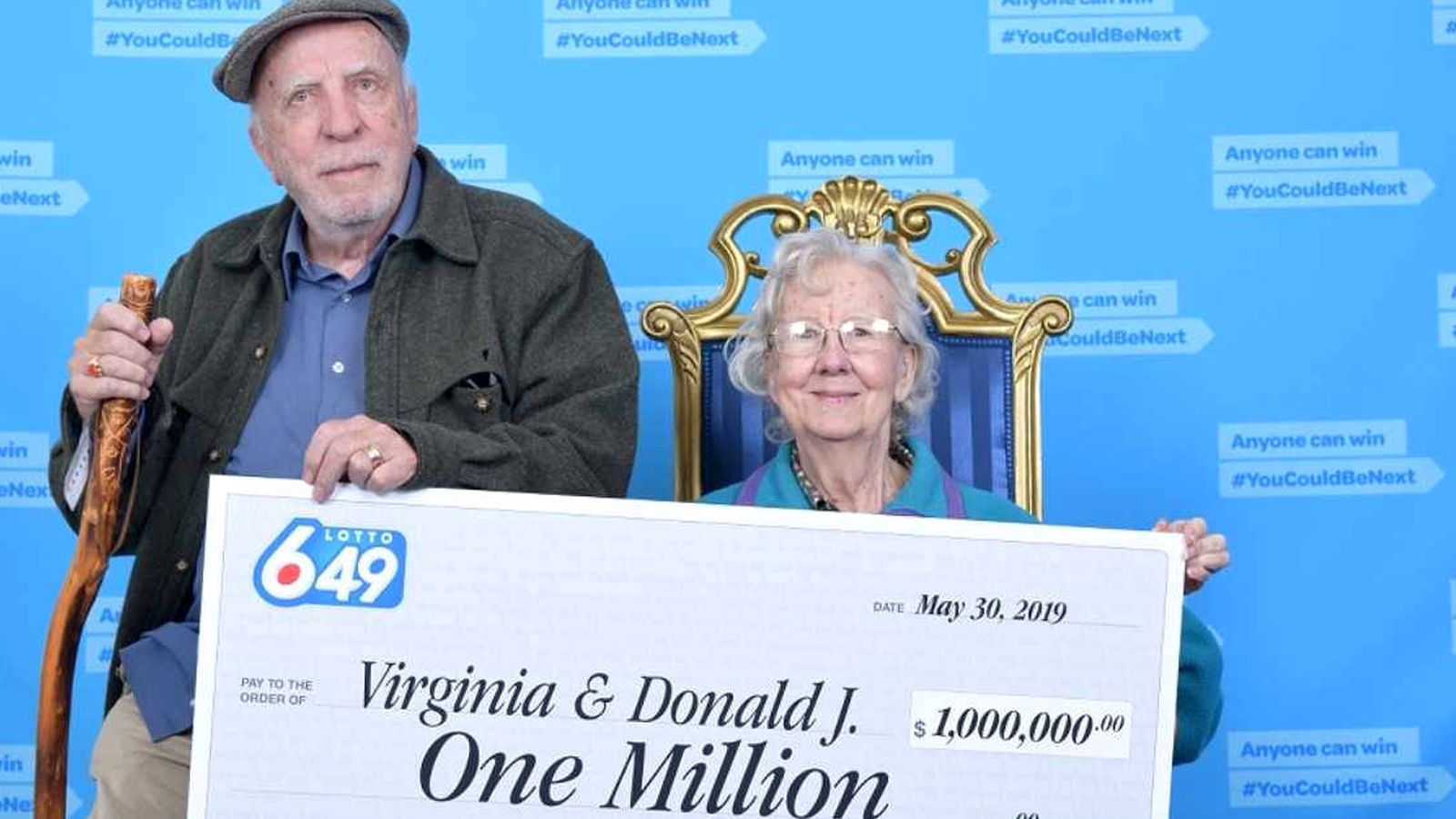 Foto: Virginia y Donald Johnson, en el momento de recibir su cheque premiado (Foto: Lotto Canadá)