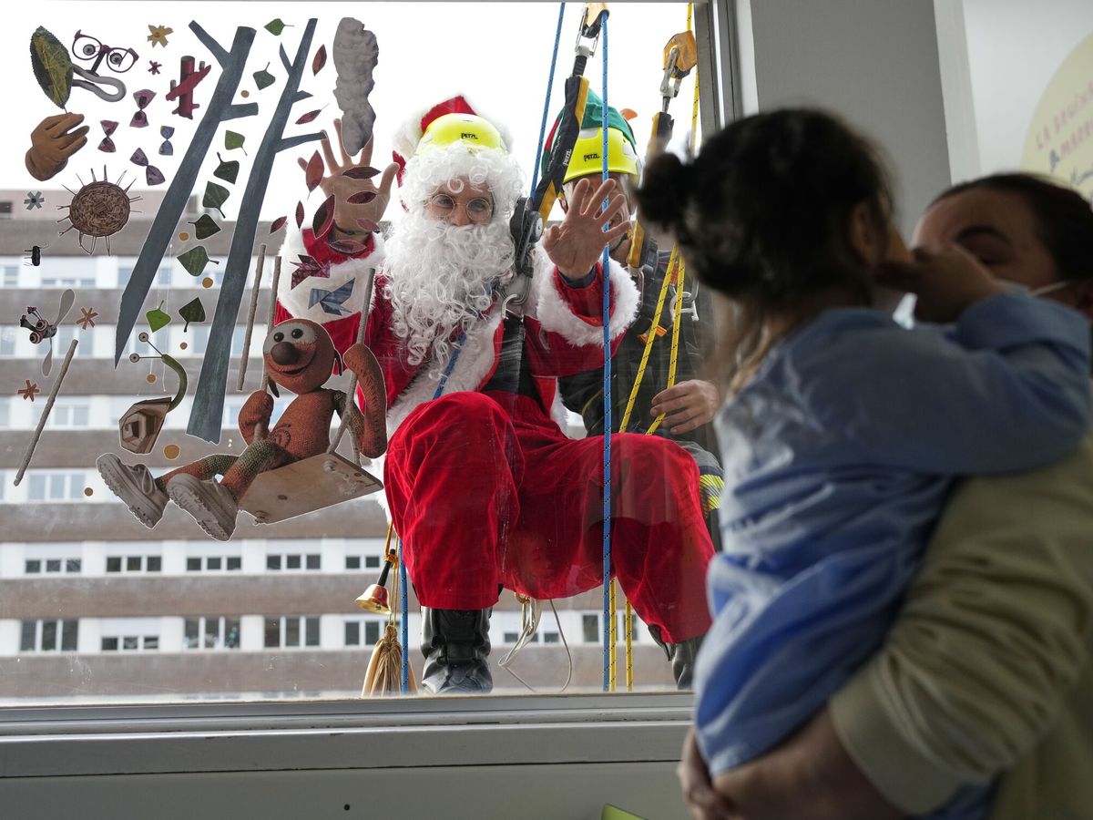 Foto: Papá Noel visita un hospital en Badalona. (EFE/A.García)