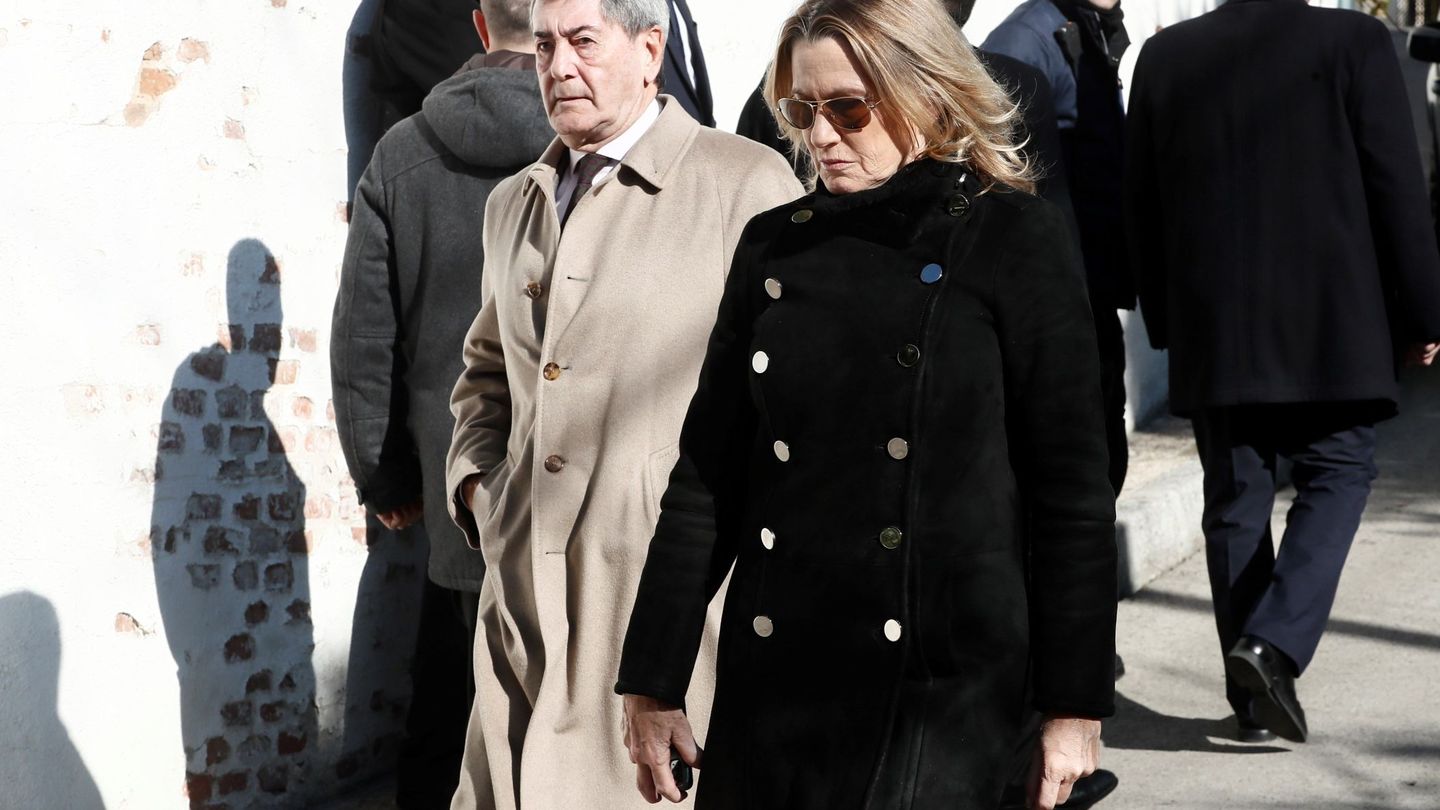 Alfonso Cortina y su mujer, Miriam Lapique. (EFE)