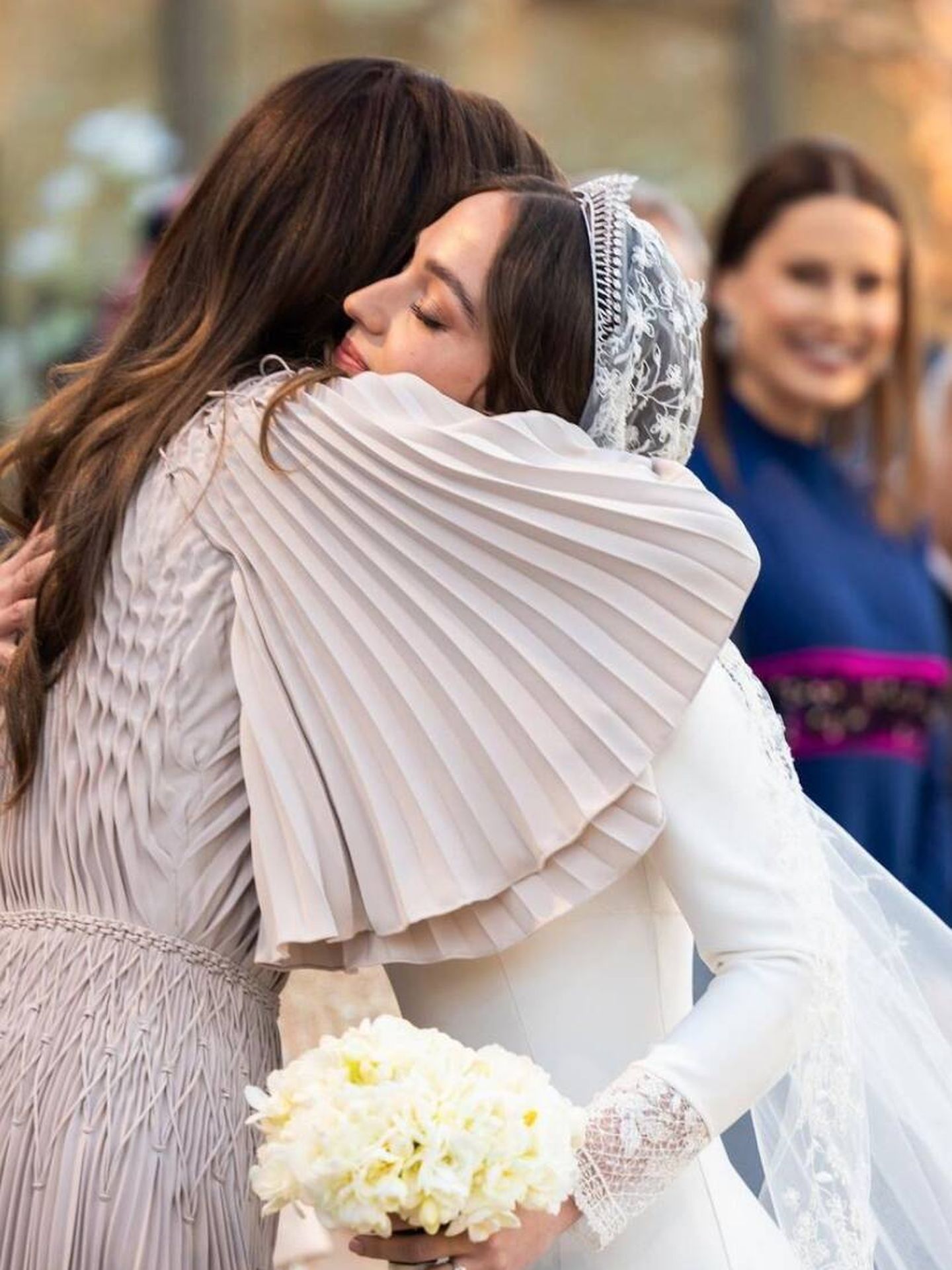 Rania abrazando a su hija Iman. (Instagram)