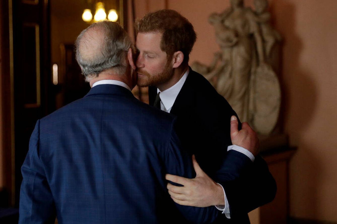 Carlos III y el príncipe Harry, en una imagen de archivo. (Getty)