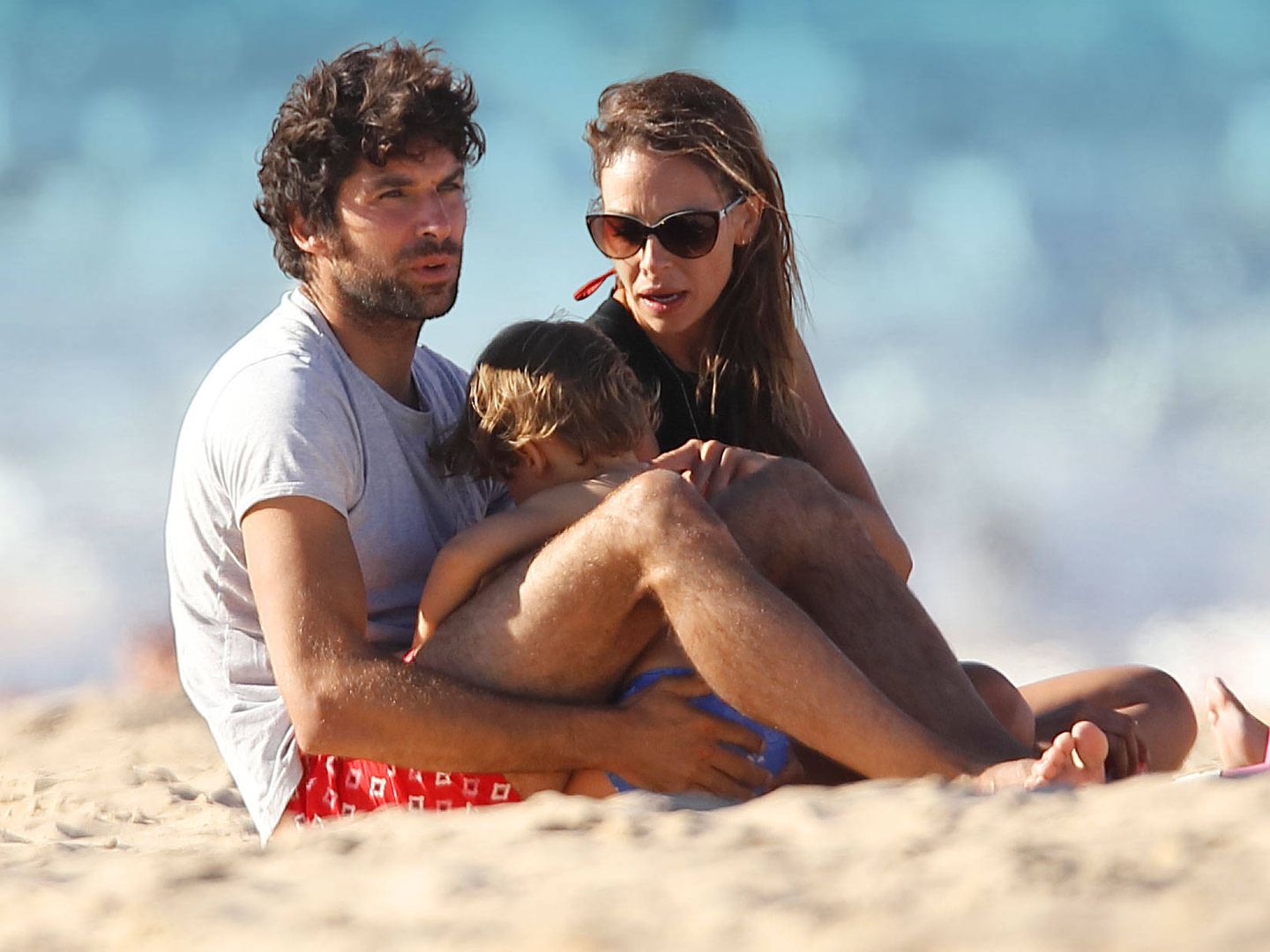 Cayetano y Eva, con su hijo en la playa. (Lagencia Grosby)