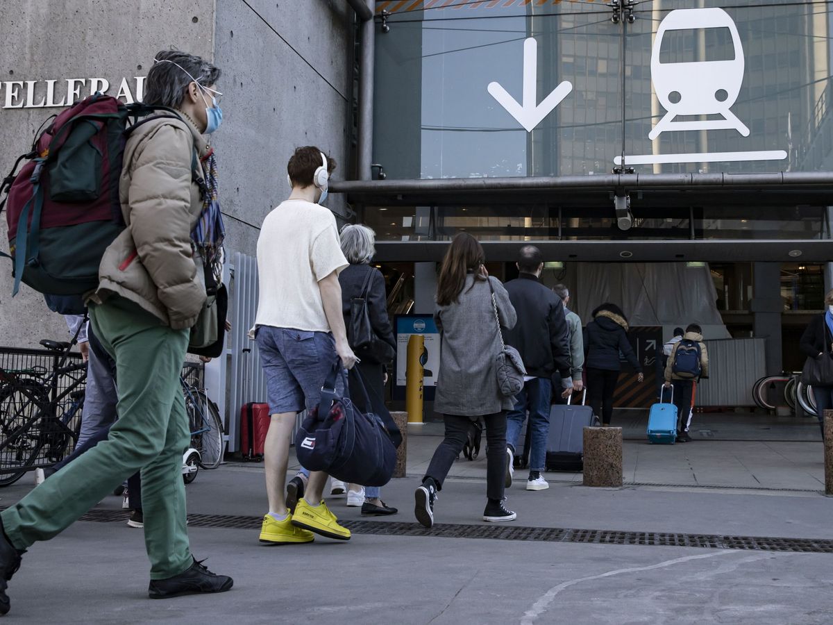 Foto: Viajeros en la estación parisina de Montparnasse este Viernes Santo. (EFE)