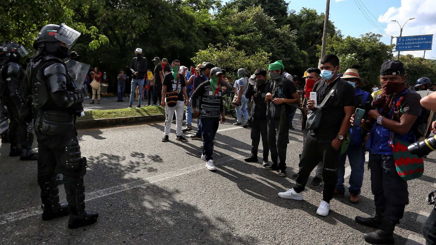 Indígenas realizan un bloqueo en una calle hoy en Cali (Colombia). (EFE)