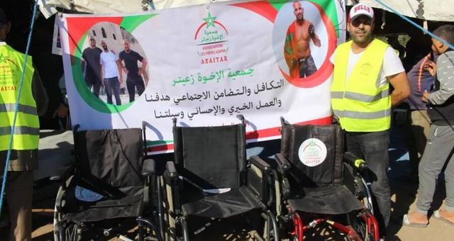Los hermanos Azaitar regalan sillas de ruedas en un pueblo de Marruecos. (RRSS)