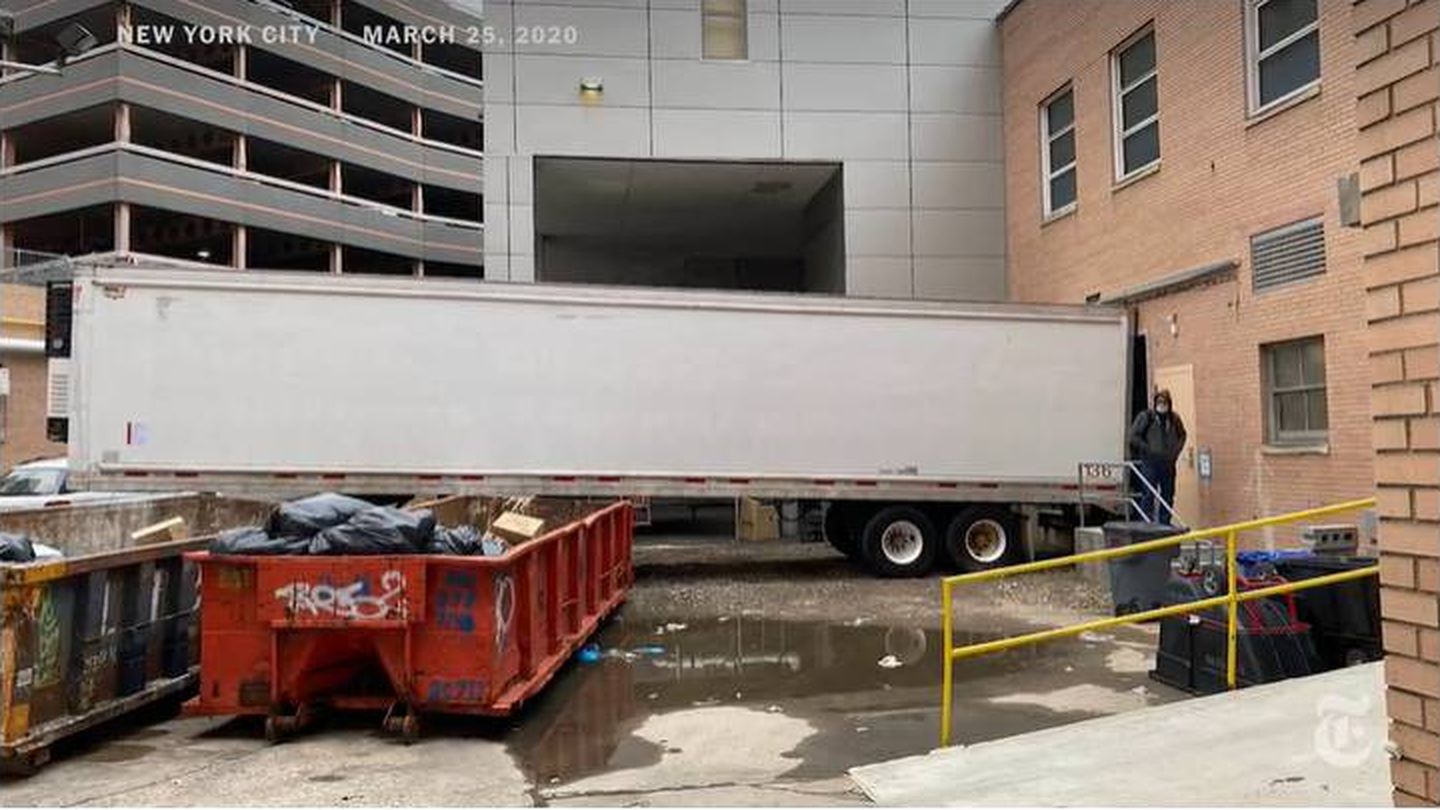 Camión refrigerado a las puertas del hospital.