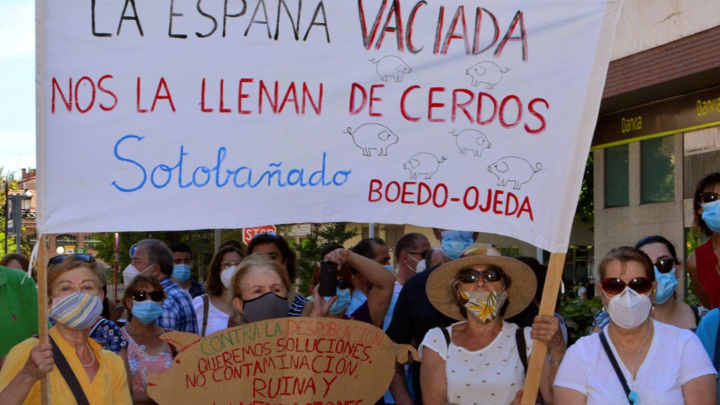 Protesta contra las macrogranjas en Castilla y León. EFE  A. Alvarez