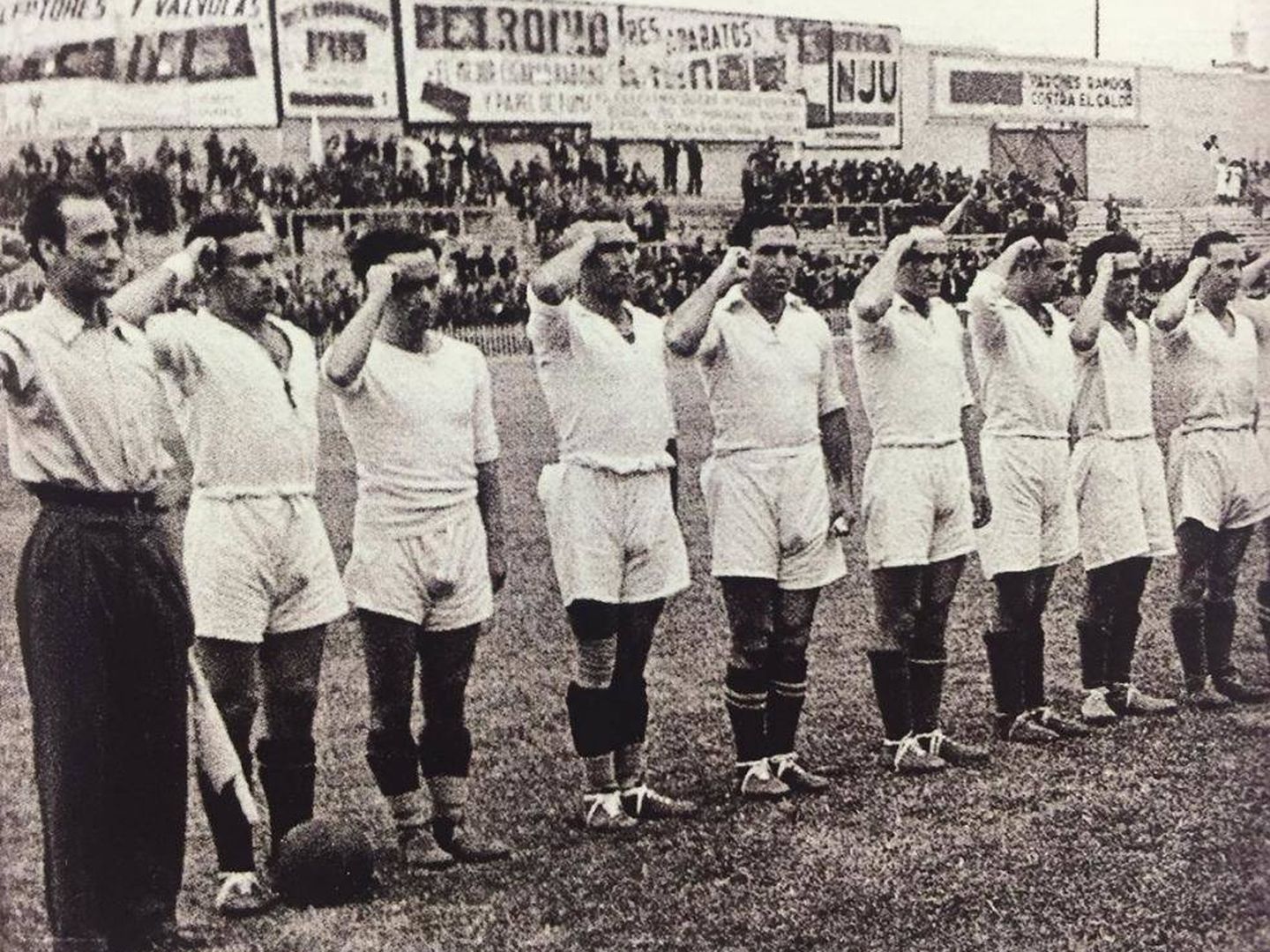 Los jugadores del Madrid, antes de la guerra, haciendo el saludo republicano. (Wikipedia)