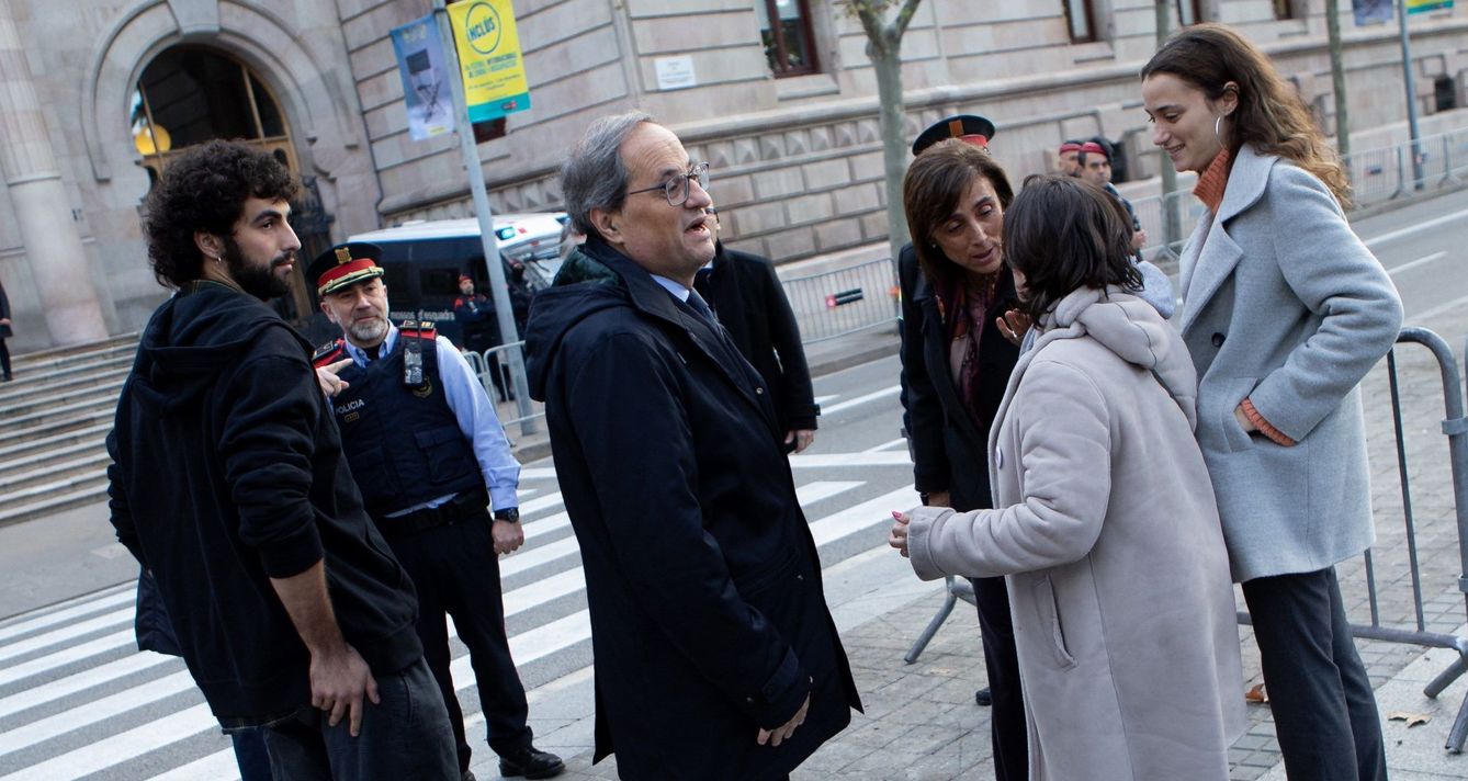 Quim Torra (3-L), acompañado por su mujer y sus hijos, a su llegada al Tribunal Superior de Justicia de Cataluña, en Barcelona (EFE)