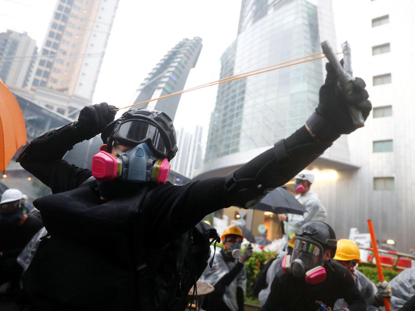Un manifestante utilizando un tirachinas contra la policía hongkonesa. (Reuters)