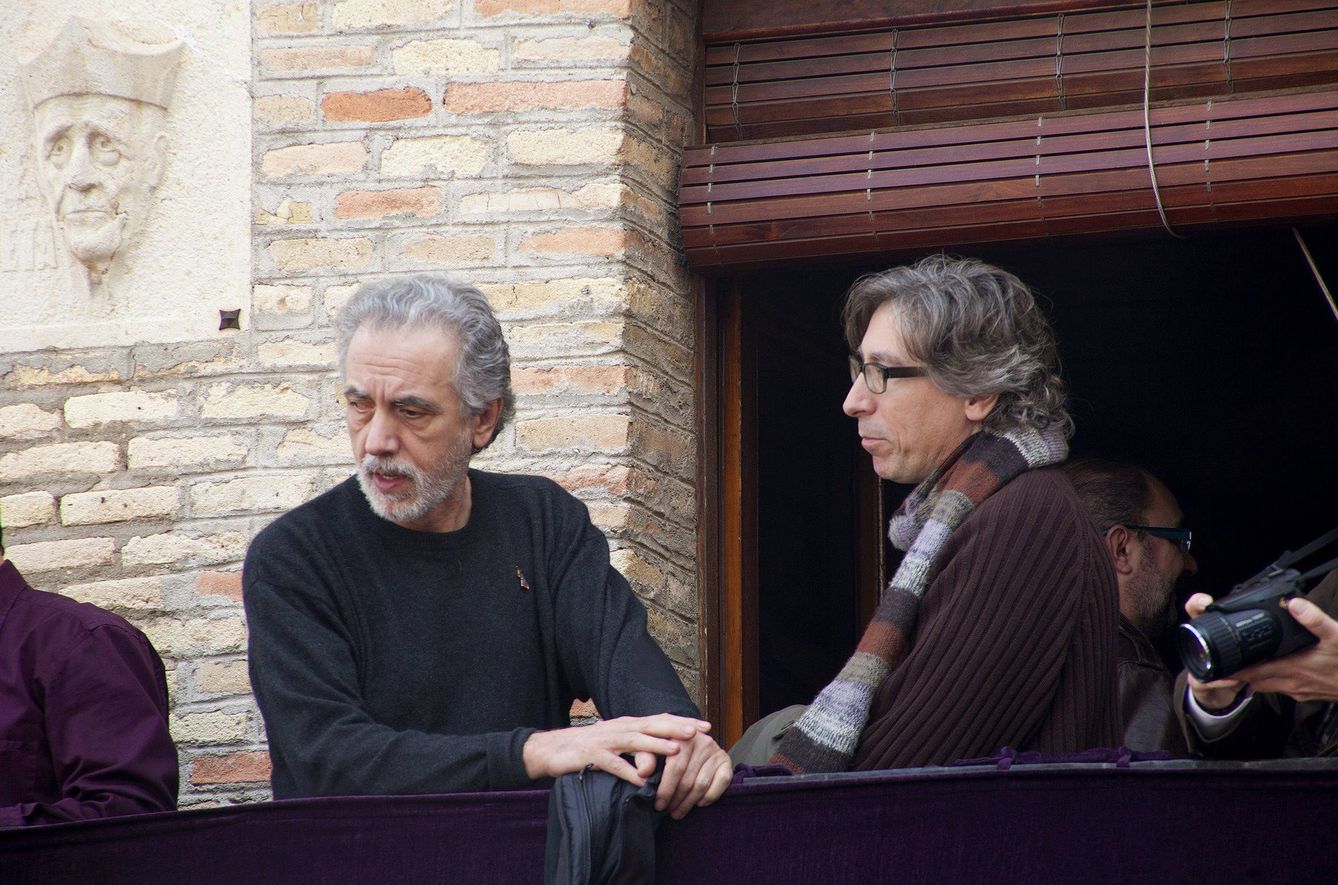 Fernando Trueba, junto a su hermano David, en el balcón del Ayuntamiento de Calanda en 2013. (EFE)