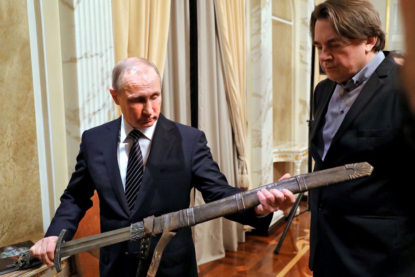 Putin sostiene una espada durante un encuentro con el equipo cinematográfico de la película 'Viking' en el Kremlin, el 30 de diciembre de 2016 (Reuters)