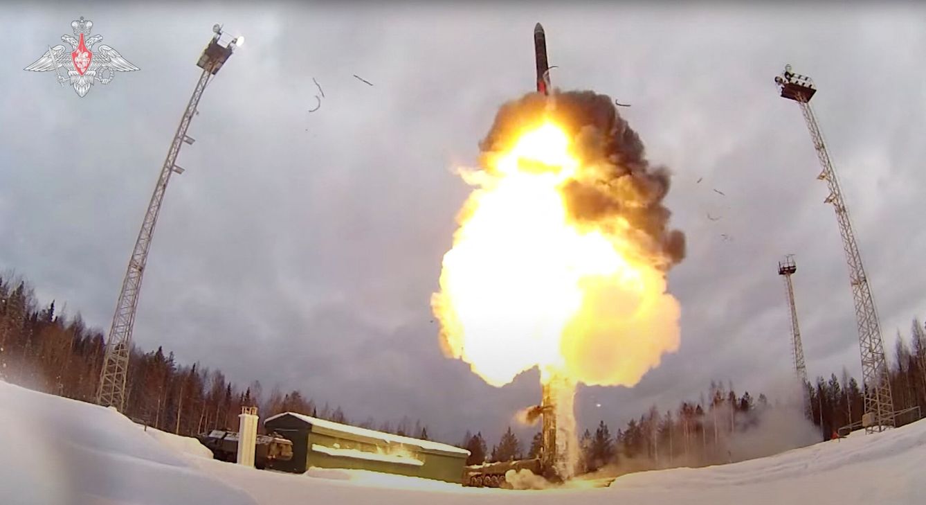 Lanzamiento de un misil intercontinental ruso en unos ejercicios militares. (Reuters)