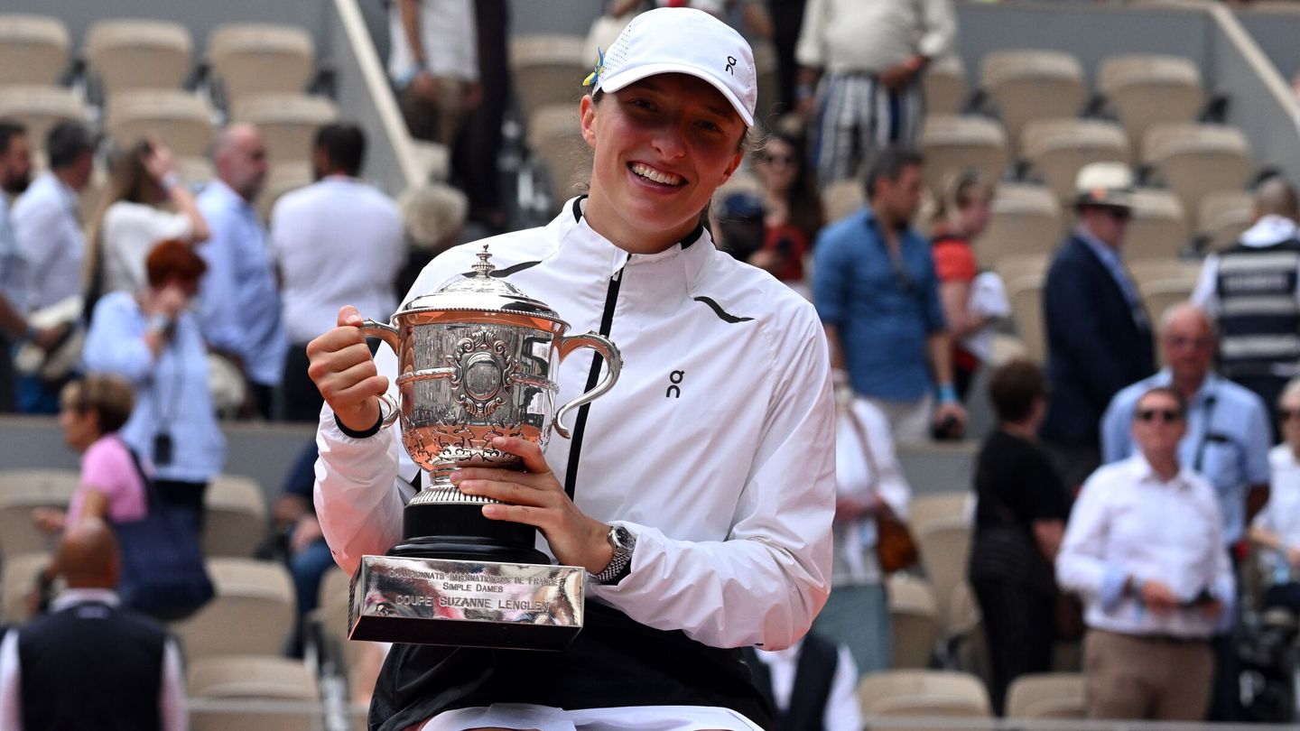 Iga Swiatek posa con el trofeo de campeona de Roland Garros 2023. (EFE/EPA/CAROLINE BLUMBERG).