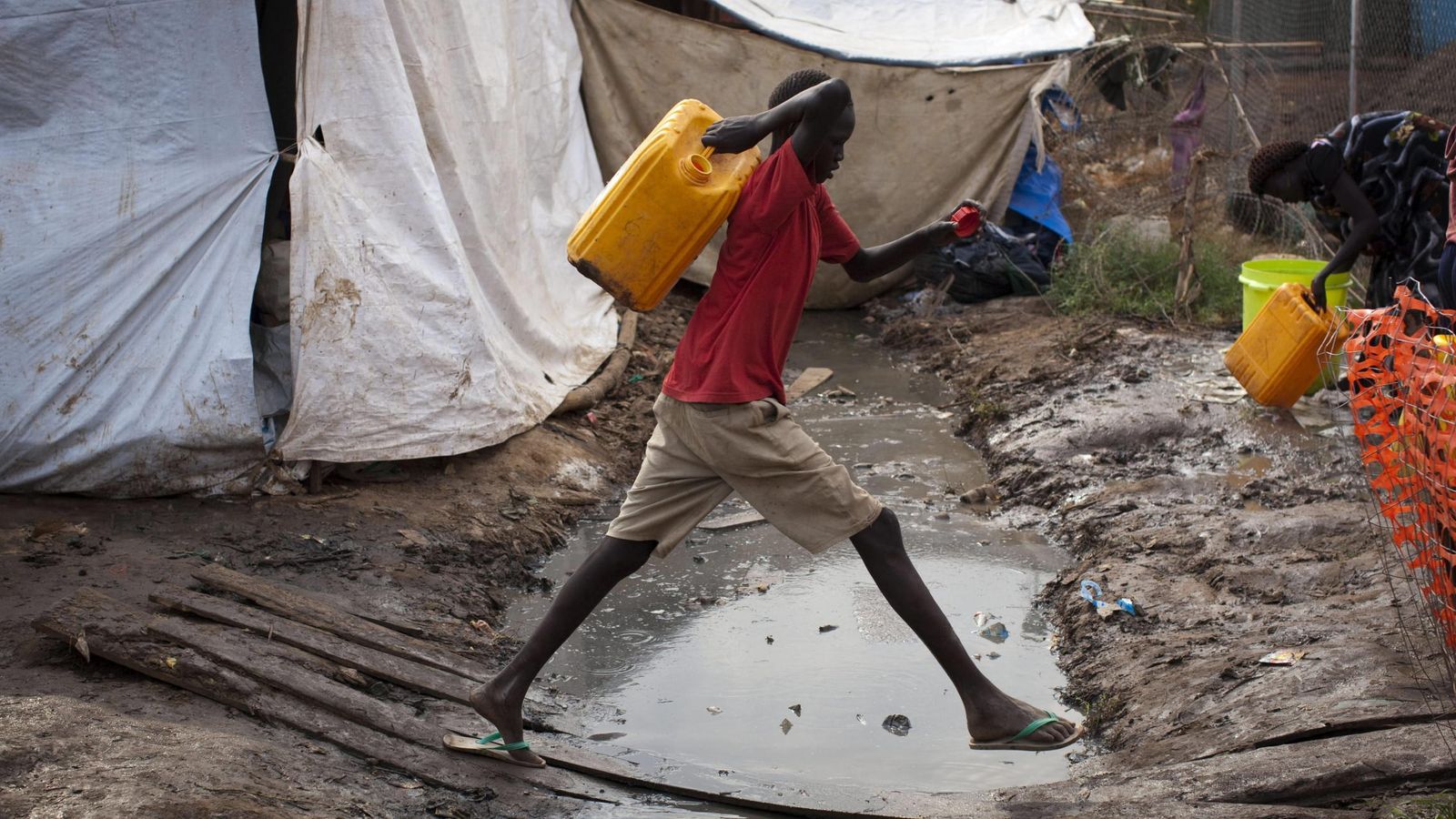Foto: Una persona se desplaza para buscar agua potable en el campamento de la ONU de Tomping, en Yuba (Sudán del Sur). (EFE)