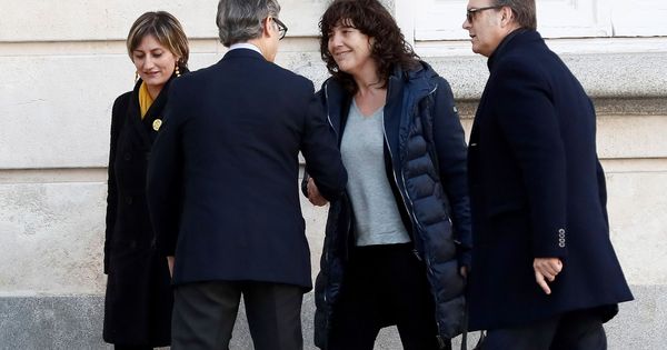 Foto: La 'consellera' de Agricultura de la Generalitat, Teresa Jordà (2d), a su llegada al Tribunal Supremo. (EFE)
