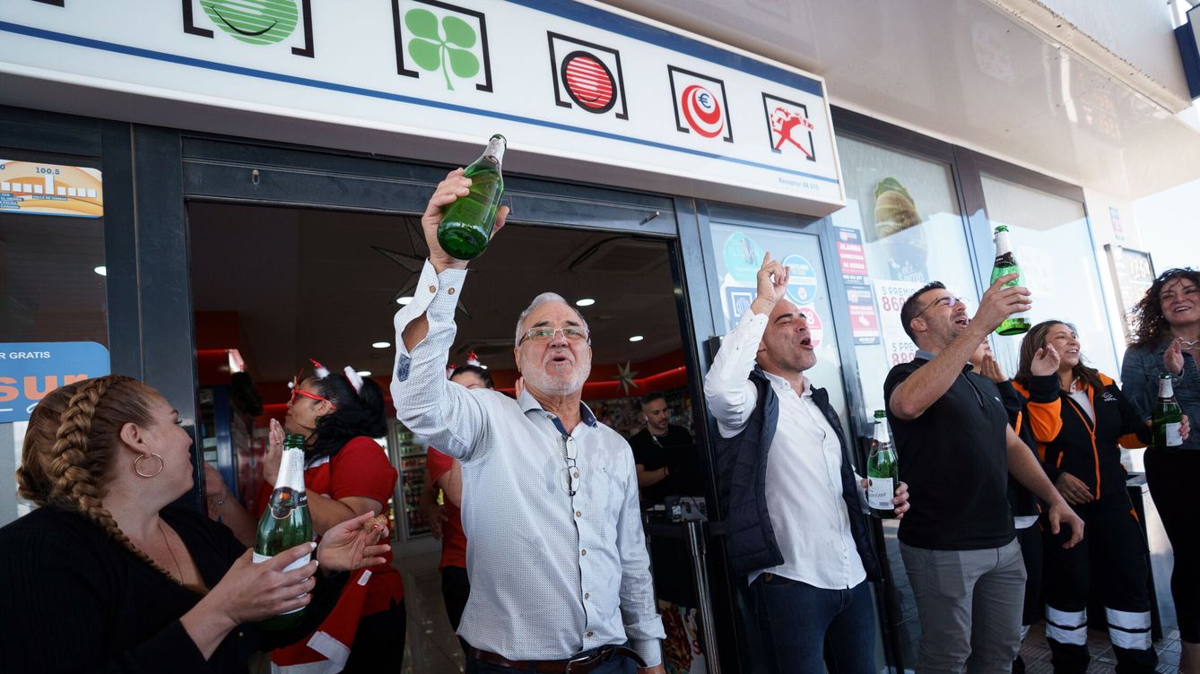 Foto: GRAFCAN2975. GRANADILLA DE ABONA (TENERIFE) (ESPAÑA), 22 12 2023.- Los propietarios y empleados de la gasolinera La Chasnera, situada en el kilómetro 54 en la autopista TF-1, en Granadilla de Abona (Tenerife) celebran haber vendido el primer premio con e