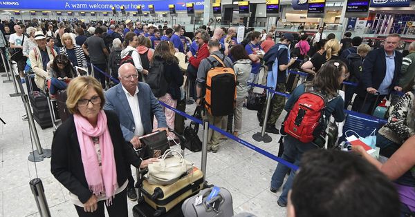 Foto: Pasajeros de la compañía British Airways esperan en las largas colas en el aeropuerto de Heathrow, en Londres (Reino Unido). (EFE)