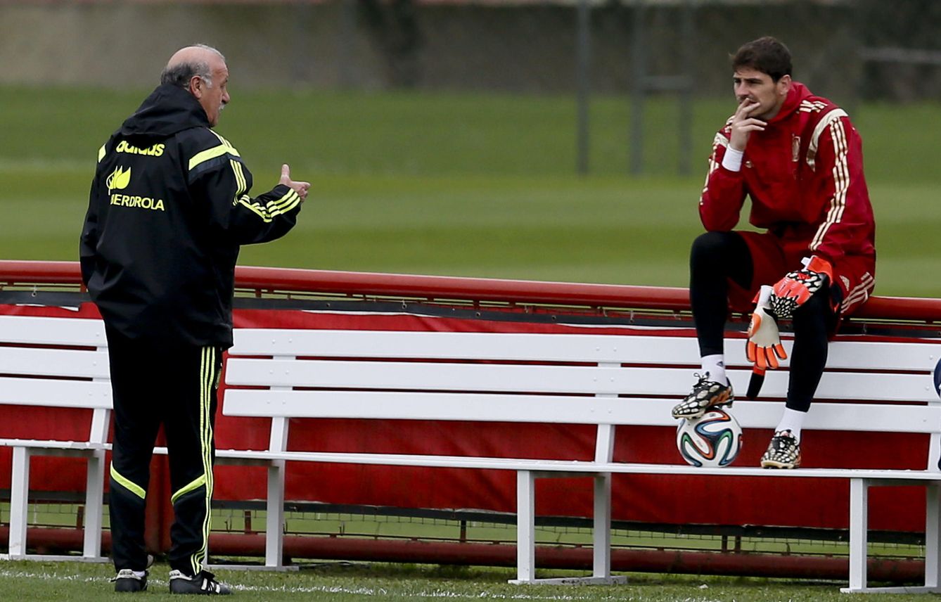 Del Bosque habla con Casillas durante un entrenamiento. (EFE)