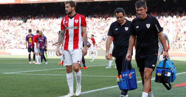 Foto: Iñigo Martínez, en el momento de retirarse por lesión ante el Barcelona. (Reuters)