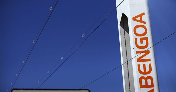 Foto: Una torre de Abengoa en un parque solar. (Reuters)