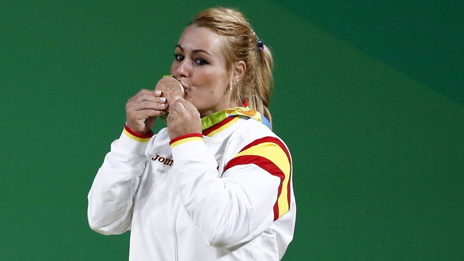 Foto: Lydia Valentín besa su medalla olímpica (Reuters)