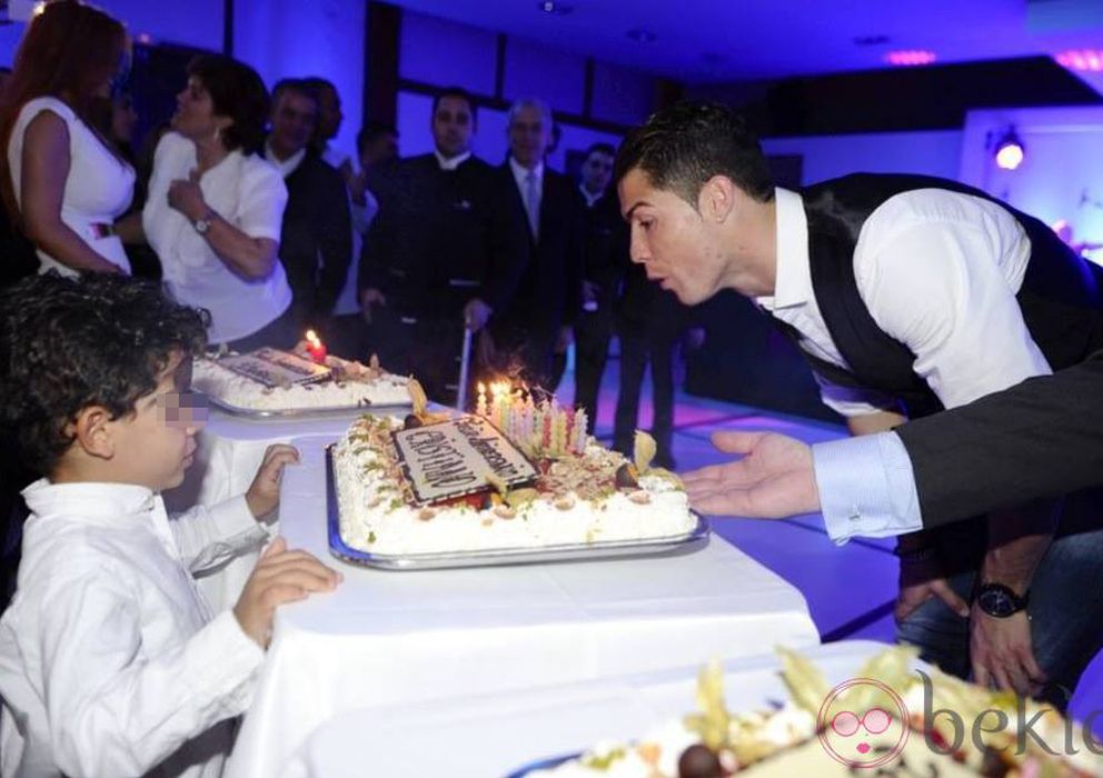 Foto: Cristiano Ronaldo soplando las velas en su 29 cumpleaños junto a su hijo (Gtres)