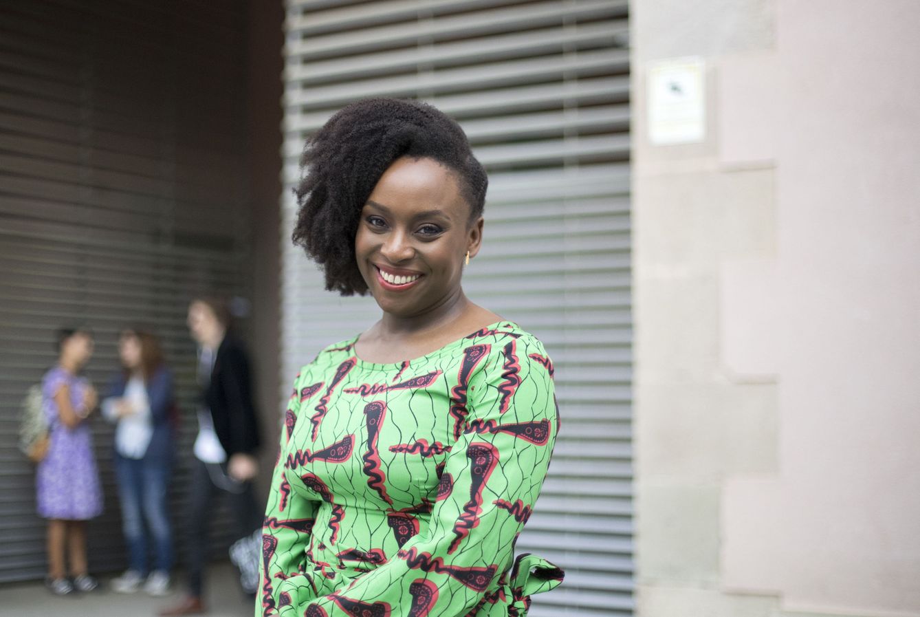 La escritora nigeriana Chimamanda Ngozi posa para los medios gráficos en Barcelona en 2017 (EFE)