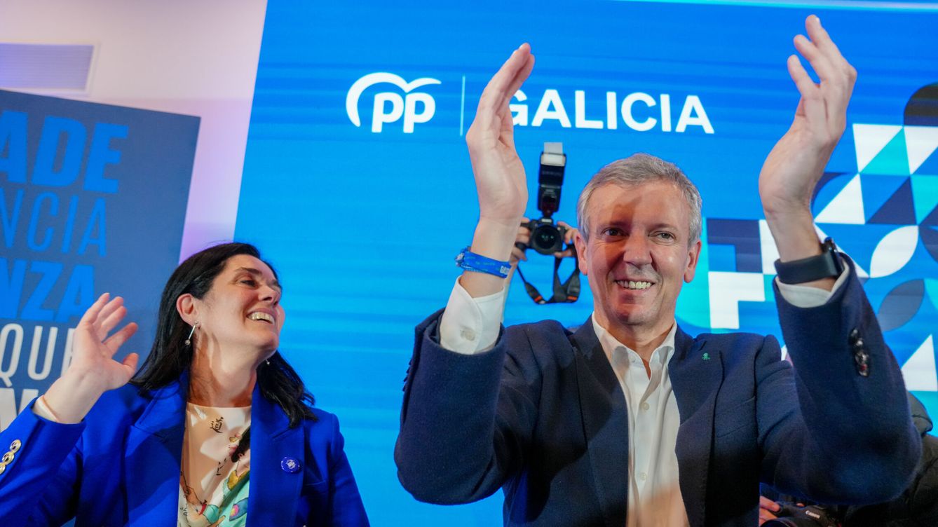 Foto: Alfonso Rueda, el ganador de las elecciones, celebrando el triunfo del PP. (EP/Álvaro Ballesteros)