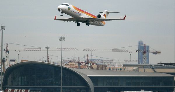 Foto: Un avión comercial despega desde el aeropuerto de Manises, en Valencia. (EFE)