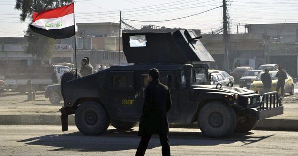 Foto:  Varios militares realizan controles en una carretera de Mosul, Irak. (EFE)