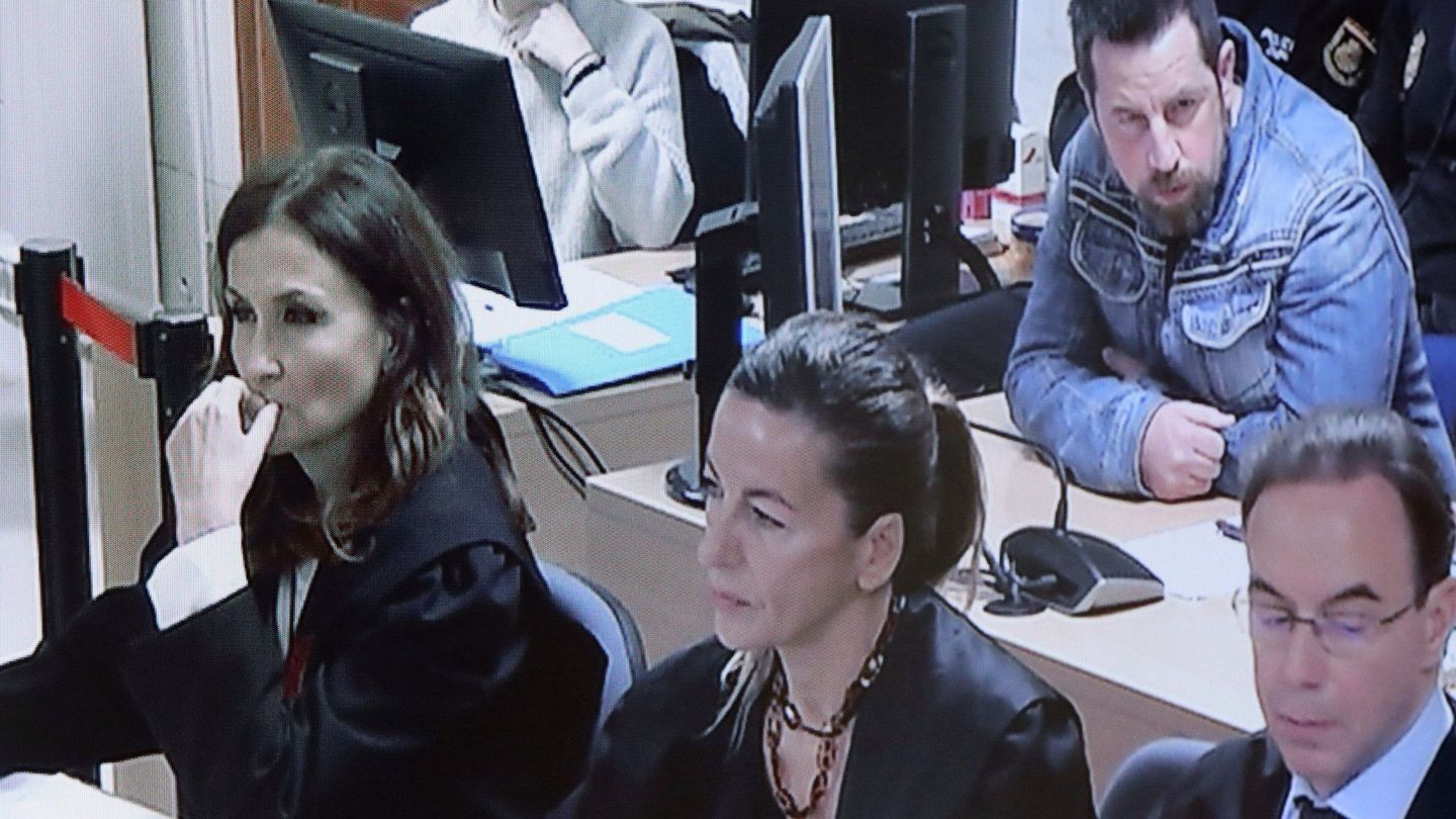 Fotografía del monitor de la sala de prensa de la Audiencia Provincial de A Coruña con José Enrique Abuin, alias El Chicle. (EFE)