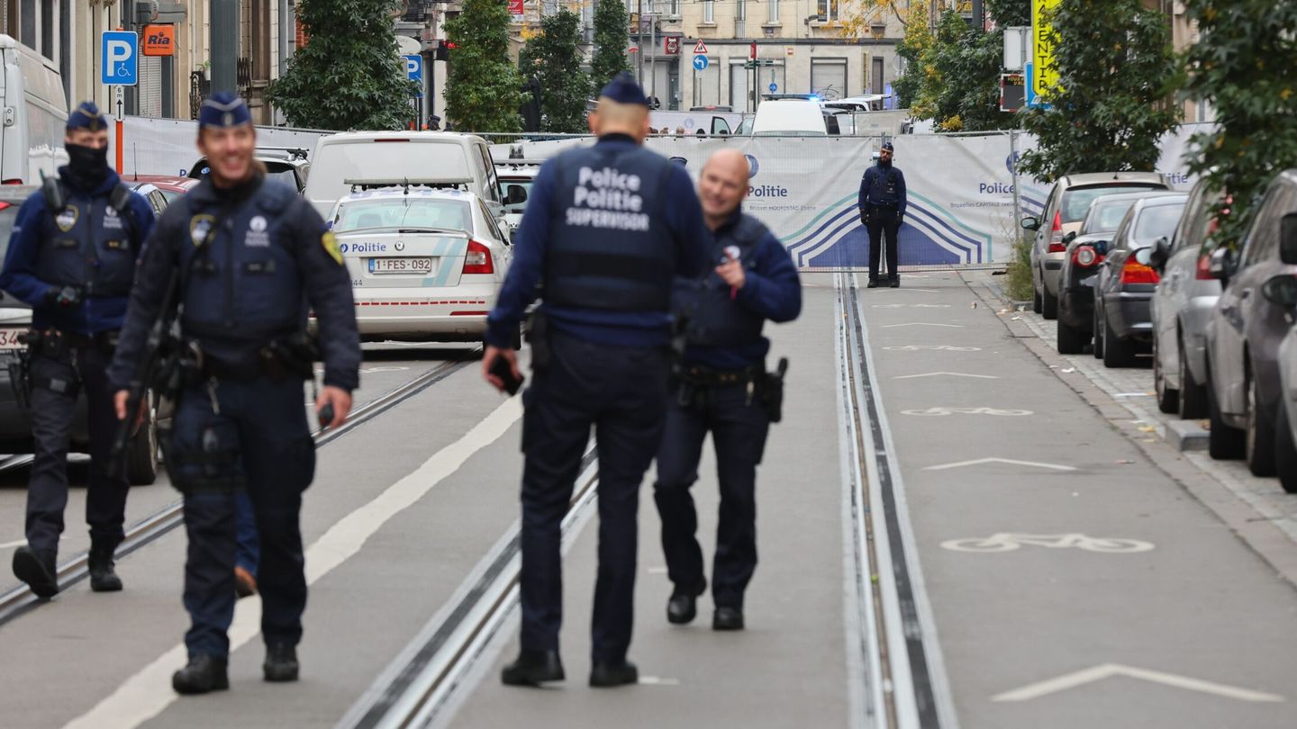 La policía belga en la escena donde fue abatido el atacante. (EP)