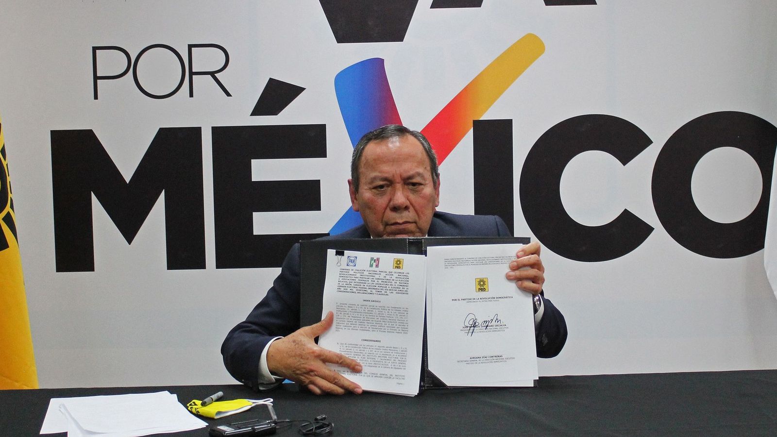 Jesús Zambrano, líder del PRD, exhibe durante una rueda de prensa virtual el documento que oficializa la alianza electoral con el PRI y el PAN. (EFE)